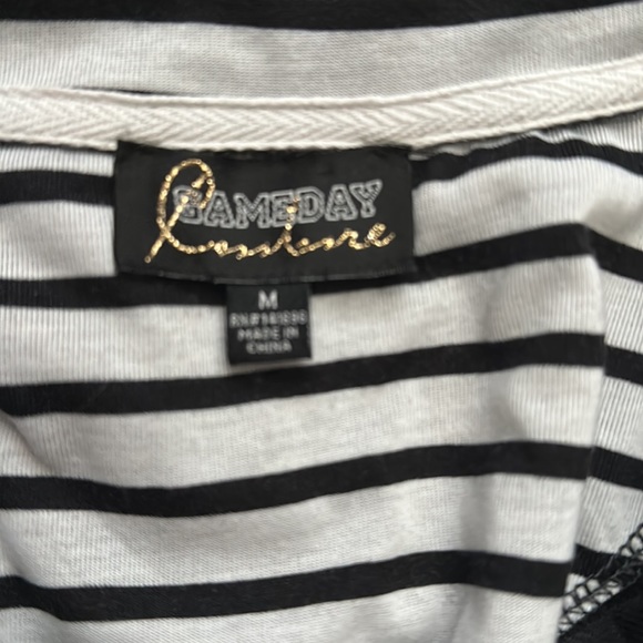 Cute UGA lightweight quilted detail top - Picture 4 of 4